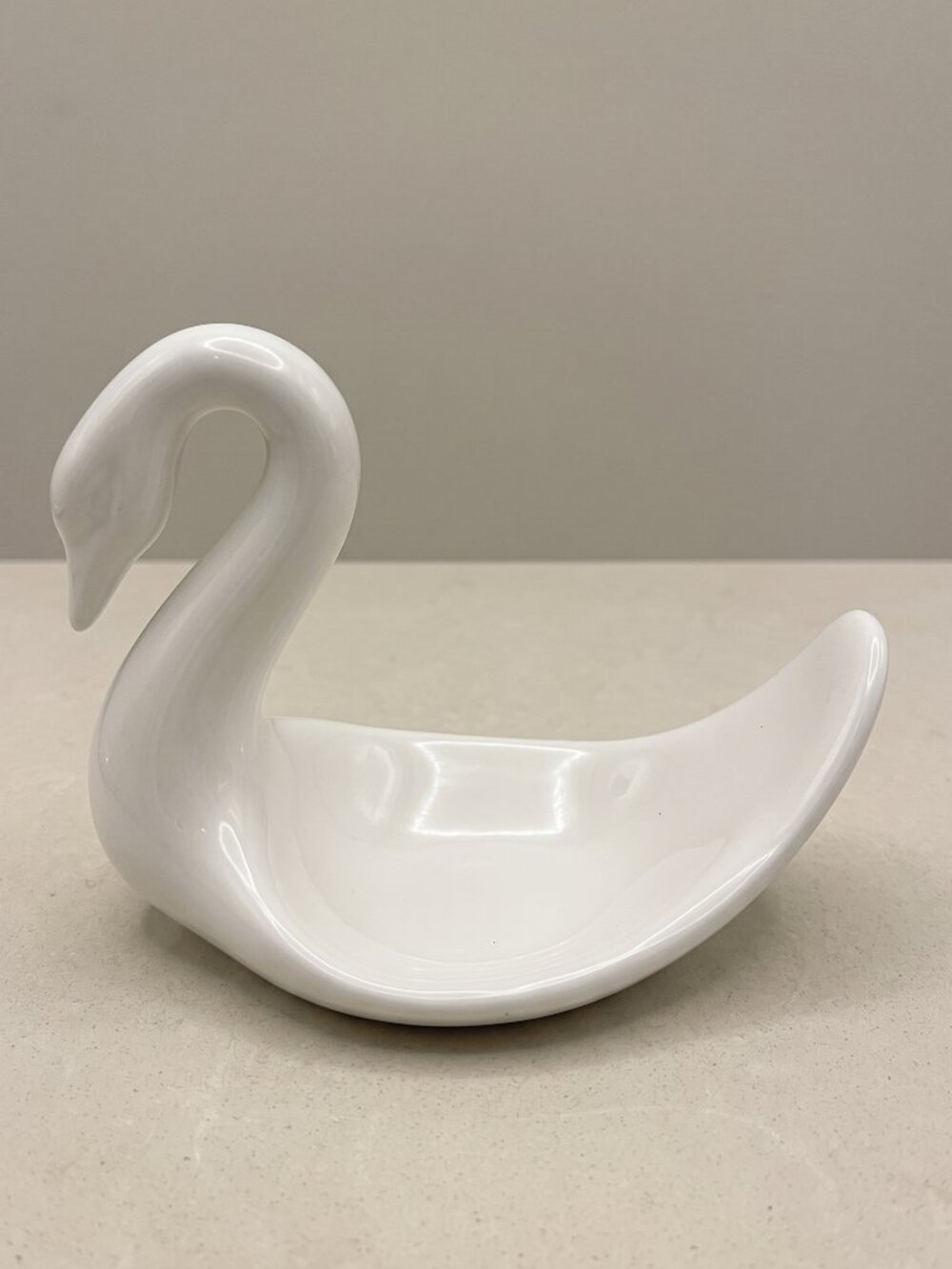 Vintage White Ceramic Swan Towel Ring Trinket Dish Vanity Decor Taiwan 7”